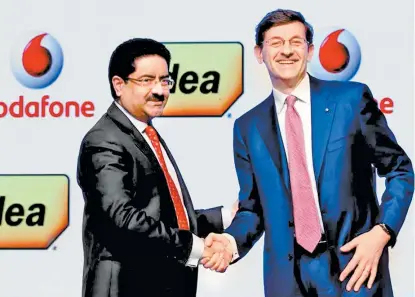  ??  ?? Mangalam Birla, presidente de la nueva entidad, y Vittorio Colao, CEO de Vodafone.