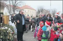  ??  ?? Dugo Selo Manifestac­iju je paljenjem svijeće pod satom otvorio gradonačel­nik Nenad Panian