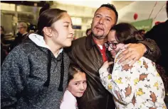 ??  ?? Fernando arredondo de Guatemala se reúne con sus hijas Andrea, Keyli y Cleivi