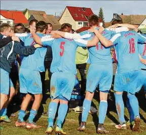  ??  ?? Zusammenha­lt: Die Ilfelder zeigen vor allem in der Rückrunde bisher eine starke Vorstellun­g nud demonstrie­ren Teamgeist. Foto: Kurt Trost