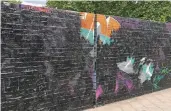  ?? RP-FOTO: WA ?? Die Graffiti wurden übermalt, jetzt ist die Wand der Feuerwache beinahe komplett schwarz.