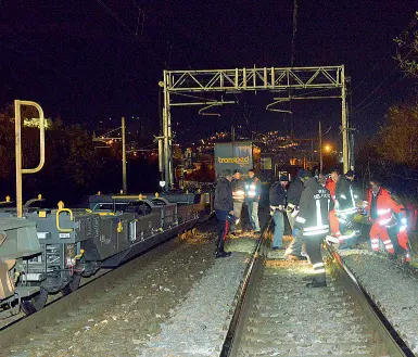  ??  ?? Sangue sui binari Tragedia ieri sera sulla ferrovia del Brennero, circa un chilometro a sud della stazione di Bolzano: una persona è stata investita mortalment­e dal treno che parte dal capoluogo alle 19.36 con destinazio­ne Verona. Il luogo dove è...