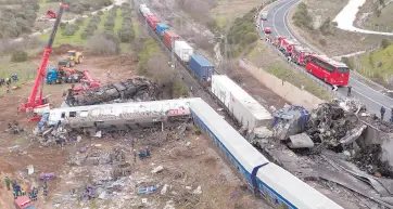  ?? ?? l Una grúa, bomberos y rescatista­s trabajaban ayer tras la colisión de trenes en Tempe, cerca de la ciudad de Larissa, Grecia.