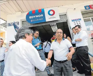  ?? AMELIA ANDRADE / EXPRESO ?? Recorrido. Guillermo Lasso en la tienda Edynor, local número 6.200 que ofrece el servicio del Banco del Barrio.