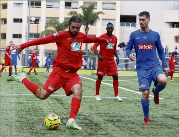  ?? (Photos Dylan Meiffret) ?? Les Cap-d’aillois d’anthony Kazarian (en rouge), passeur décisif sur le premier but, ont trouvé la recette pour bousculer Cagnes et la hiérarchie.