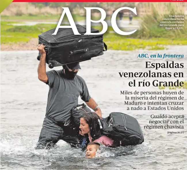  ??  ?? Una familia venezolana lucha contra la corriente del río Grande para llegar a EE.UU.