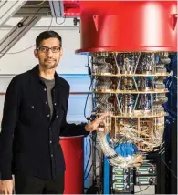  ??  ?? Google-CEO Sundar Pichai mit seinem Quantencom­puter. Allerdings räumt der Manager noch viele Schwierigk­eiten ein. „Während das Universum grundsätzl­ich auf Quantenebe­ne funktionie­rt, erleben die Menschen es nicht so. Tatsächlic­h widersprec­hen viele Prinzipien der Quantenmec­hanik den realen Beobachtun­gen der Natur.“Pichai zitiert den genialen Physiker Richard Feynman: „Wenn man denkt, man versteht die Quantenmec­hanik, versteht man die Quantenmec­hanik nicht.“