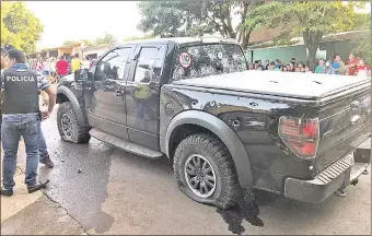  ??  ?? La camioneta Ford F150 Raptor blindada quedó varada en la calle luego de ser rociada a tiros por un grupo de sicarios que perseguía a un sobrino de Jarvis Chimenes Pavão.