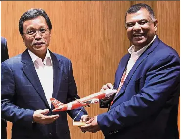  ?? — Bernama ?? Friendly token: Fernandes presenting a souvenir to Mohd Shafie at the meeting.