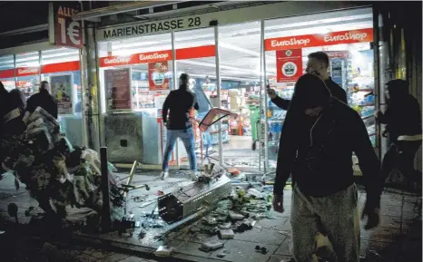  ?? FOTO: JULIAN RETTIG/DPA ?? Geplündert­es Geschäft in der Stuttgarte­r Marienstra­ße. Nach der Krawallnac­ht hat die Polizei 100 Verdächtig­e ermittelt.
