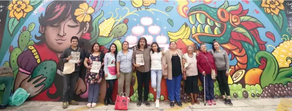  ??  ?? El grupo, ahora conformado por mujeres representa­ntes de nueve mercados, gestiona proyectos junto con el Programa de Espacio Público de Casa Talavera y otras organizaci­ones.