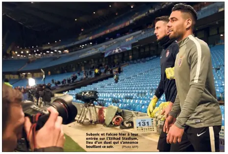  ?? (Photo AFP) ?? Subasic et Falcao hier à leur entrée sur l’Etihad Stadium, lieu d’un duel qui s’annonce bouillant ce soir.