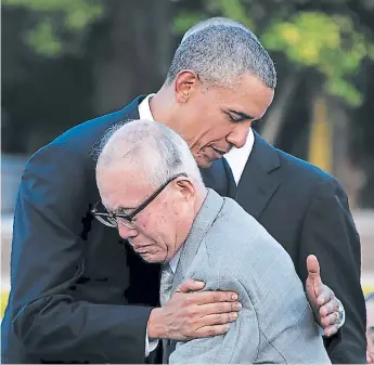  ?? FOTO: AFP ?? El ABrAzo entre OBAmA y SunAo TsuBoi, de 91 Años, soBrevivie­nte del BomBArdeo y Copresiden­te de lA ConoederAC­ión JAponesA de OrgAnizACi­ones de VíCtimAs de lAs BomBAs AtómiCAs y de Hidrógeno.