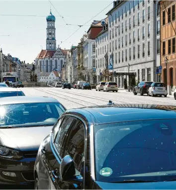  ?? Foto: Silvio Wyszengrad (Archivbild) ?? Noch gehören Autos zum Straßenbil­d. Doch das soll sich ändern.