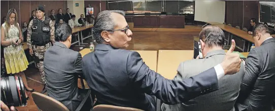  ?? ANGELO CHAMBA / EXPRESO ?? Diligencia. El exvicepres­idente Jorge Glas llegó a la diligencia acompañado por al menos tres miembros de seguridad. En la audiencia, con sus abogados Alejandro Vanegas y Eduardo Franco.