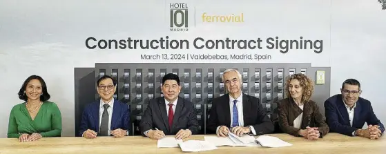 ?? ?? Hotel101 Madrid Constructi­on Contract Signing
