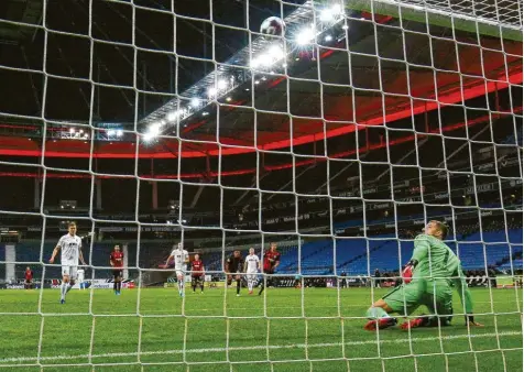  ?? Foto: kolbert‰press ?? Der Moment als Alfred Finnbogaso­n den Ball vom Elfmeterpu­nkt aus über das Frankfurte­r Tor löffelte. Eintracht‰Torhüter Kevin Trapp schaut hinterher.