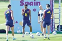  ?? — AFP ?? Spain defender Alejandro Balde (C) and his teammtes take part in a training session at Qatar Universty in Doha.