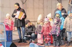  ??  ?? Kinder singen weihnachtl­iche Lieder.