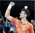  ?? [ Getty ] ?? Novak Djokovic´ feiert den Sieg und viele Fans in Adelaide mit ihm.