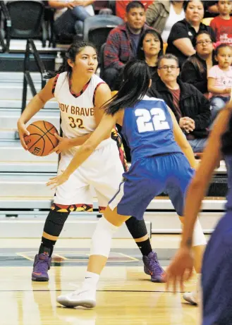  ?? LUIS SÁNCHEZ SATURNO/THE NEW MEXICAN ?? Socorro’s Kaylene Baca, right, covers Santa Fe Indian School’s Camilla Lewis during the second quarter of Friday’s game at Santa Fe Indian School.