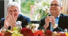  ?? Foto: Arne Dedert, dpa ?? Klatschen sie sich auch in Zukunft gegenseiti­g Beifall? Ministerpr­äsident Volker Bouffier mit seinem Wirtschaft­sminister Tarek Al-wazir (Grüne).