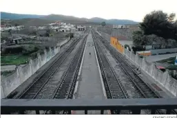  ?? ERASMO FENOY ?? Vías de tren en Algeciras.