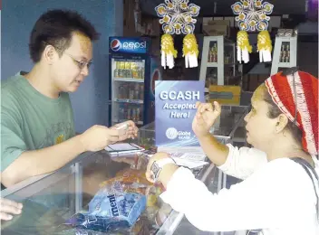  ?? SUNSTAR FILE ?? EMBRACING TECH. A customer sends money through a GCash Remit service. A study on Southeast Asian micro, small and medium enterprise­s finds the level of digitaliza­tion is minimal.