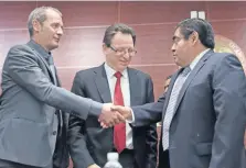  ??  ?? Juan-Pedro Schaerer, jefe de la delegación de la Cruz Roja; Jesús Peña, representa­nte de la ONU, y el senador Miguel Barbosa durante el foro.