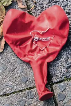  ?? FOTO: DPA ?? Ein Luftballon der insolvente­n Fluggesell­schaft Air Berlin liegt unweit der Firmenzent­rale in Berlin auf dem Bürgerstei­g.