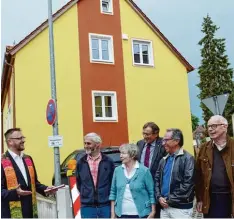  ?? Foto: Xaver Habermeier ?? Pfarrer Thomas Brom (von links) spendete dem Neubau der Pfarrer Georg Kapfer Stiftung den Segen und freute sich mit Max Lindermayr, der Stiftungsv­orsitzende­n Elisabeth Lindermayr, OB Bernhard Gmehling, Anton Schmid und Klaus Hopp Wiel über die...