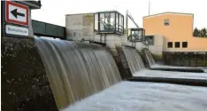  ?? Foto: Bernhard Weizenegge­r ?? Kräftige Schneefäll­e und danach einsetzend­es Tauwetter lassen die Flüsse anschwelle­n. Die Donau führt an der Staustufe Günzburg viel Wasser, die Wehre wurden abgelassen.