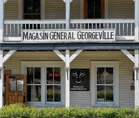  ?? ?? A classic general store sits in the center of Georgevill­e, a picturesqu­e hamlet set on the shores of Lake Memphremag­og.