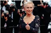  ??  ?? La regina Mirren L’attrice Helen Mirren è apparsa radiosa davanti ai fotografi, con cui si è divertita a giocare, indossando un elegante abito scuro in pizzo