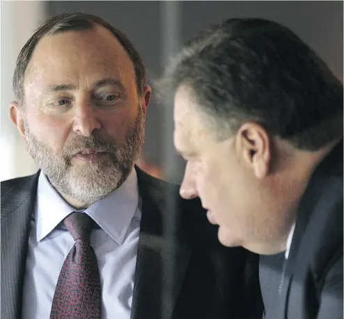  ?? COLLEEN DE NEVE / POSTMEDIA NEWS FILES ?? NHL commission­er Gary Bettman, seen here last year with Calgary Flames owner Murray Edwards, are both at a standstill so far when it comes to obtaining a new arena for the city.