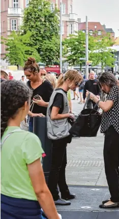  ?? Foto: Peter Fastl ?? Der Sicherheit­saspekt bei den Augsburger Sommernäch­ten wurde großgeschr­ieben: So gab es unter anderem Taschenkon­trollen an den Eingängen.