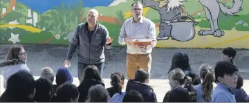  ??  ?? Patrice Pulido et Pierrick Bru ont expliqué aux écoliers les ingrédient­s des nuggets. « Il faut être sûr que le petit ait tout mangé, et qu’il ait mangé varié, exposent-ils. Cuisiner uniquement des légumes est inefficace. »