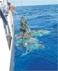  ?? FOTO: OCEAN CLEANUP FOUNDATION ?? Alte Fischernet­ze gefährden Meerestier­e.