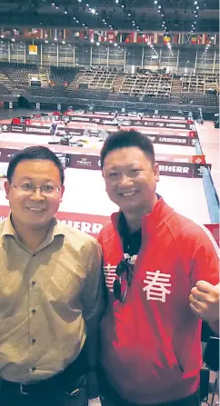  ?? RP-FOTO: TINO HERMANNS ?? Herr Pi (links) und Herr Zhang gehören zu den Tischtenni­s-Fans, die nach Düsseldorf gereist sind. Ihre Vornamen wollten Sie nicht verraten.