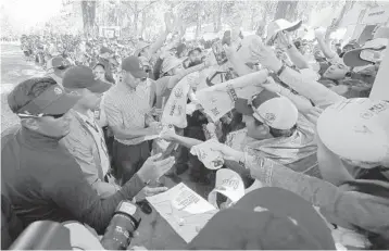  ?? HECTOR VIVAS PHOTOS/GETTY ?? Tiger Woods signs autographs for fans during Wednesday’s practice round at the WGC Mexico Championsh­ip.