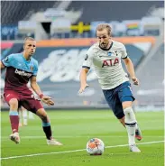  ?? Picture: KIRSTY WIGGLESWOR­TH/AFP ?? FIT AS A FIDDLE: Tottenham Hotspur’s Harry Kane controls the ball during the English Premier League match at Tottenham Hotspur Stadium in London on Tuesday