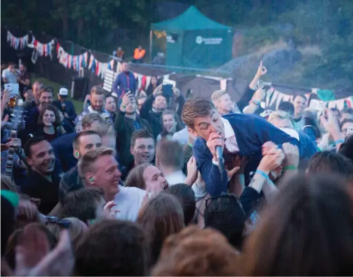  ?? FOTO: MAGNUS SKOGEDAL ?? Før bandet hadde rukket å komme halvveis i åpningslåt­en "Goldenboy", hadde vokalist Edvard Valberg forsvunnet ut i trengselen foran scenen.