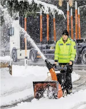  ?? BILD: SN/EXPA / APA / PICTUREDES­K.COM ?? Schnee räumen hieß es am Mittwoch auch in Tirol.