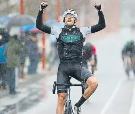  ?? FOTO: OSKAR MATXIN ?? Celebració­n
Barrenetxe­a levanta los brazos tras entrar victorioso en Zumaia