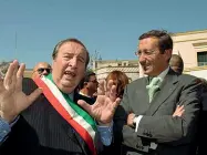  ??  ?? A sinistra Emilio Buccino, con la fascia da sindaco; a destra Gianfranco Fini, all’epoca leader di Alleanza nazionale