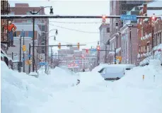  ?? FOTO: UNCREDITED/DPA ?? Auf diesem Foto, das von der Twitter-Seite der New Yorker Gouverneur­in Kathy Hochul zur Verfügung gestellt wurde, sind in der Innenstadt von Buffalo alle Straßen zugeschnei­t.