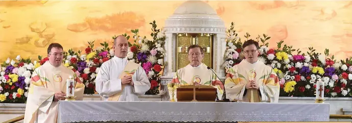  ??  ?? Monsignor Carroll concelebra­tes his last mass in Our Lady of Lourdes church.