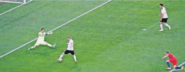  ?? FOTO: REUTERS ?? Chiles Torwart Claudio Bravo grätscht vergeblich: Timo Werner passt zu Lars Stindl, der den Ball ins leere Tor verlängert. Am Boden: Marcelo Diaz, dessen Ballverlus­t zum Treffer führte.