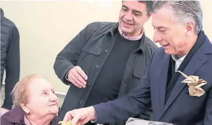  ?? (TÉLAM) ?? Jubilados. El presidente Macri visitó ayer un geriátrico en Olivos. Tiene adhesión en la tercera edad.