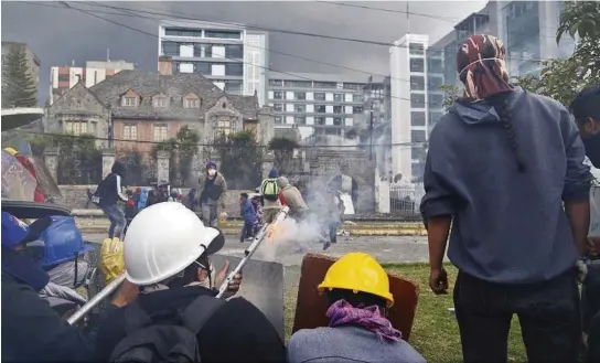  ?? EFE ?? k La Policía ha denunciado el uso de bombas molotov, armas de fuegos y otros explosivos por parte de algunos manifestan­tes en el contexto de las movilizaci­ones.